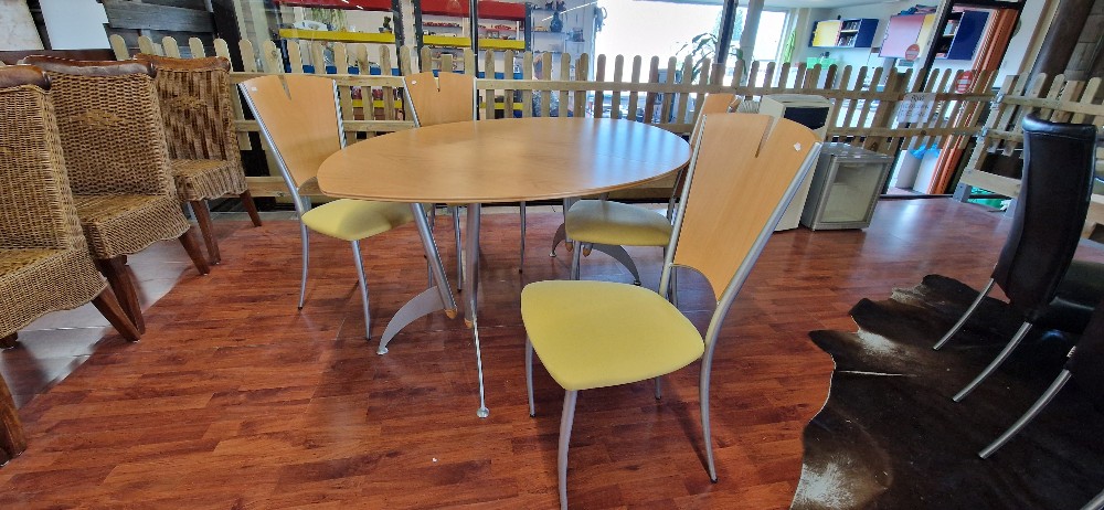 Italiaanse eettafel plus 4 bijhorende stoelen - Afbeelding 3