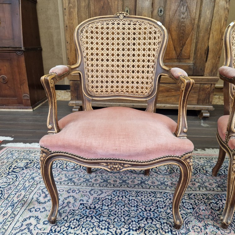Antieke damesstoel hout/rotan/stof -oud roze