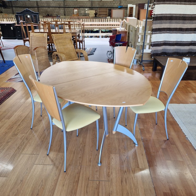 Italiaanse eettafel plus 4 bijhorende stoelen