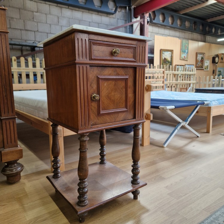 Antiek nachtkastje met marmer blad