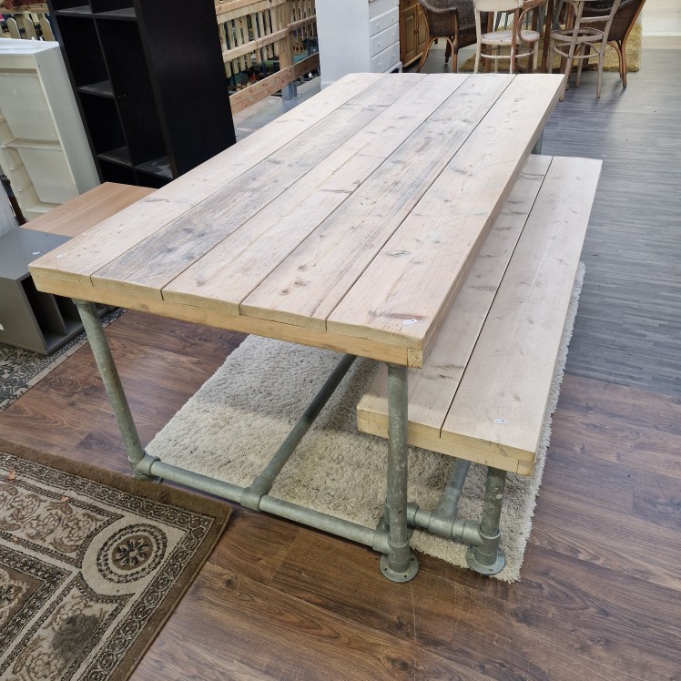 Stijgerhouten tafel plus bank voor binnen of buiten