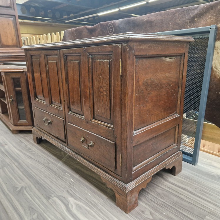 Antiek dressoir. Plankenkast.