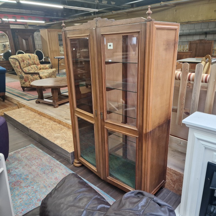 Antieke vitrinekast met glazen platen