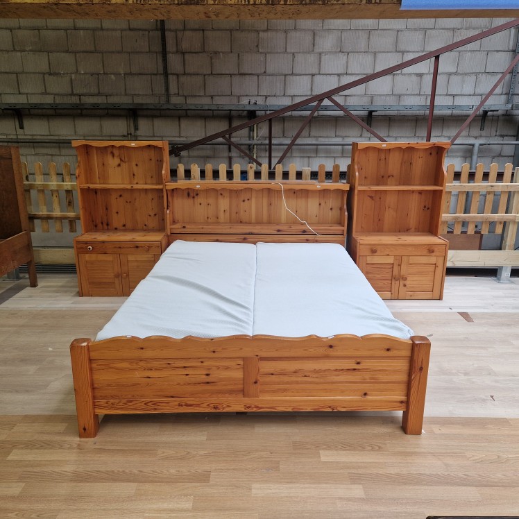 Tweepersoonsbed met ombouw, nachtkastjes en matrassen