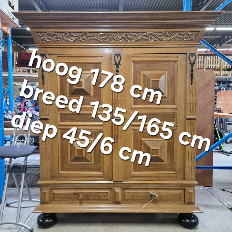 Robuuste Antieke Dekenkast met Sierlijk Houtsnijwerk - Afbeelding 5