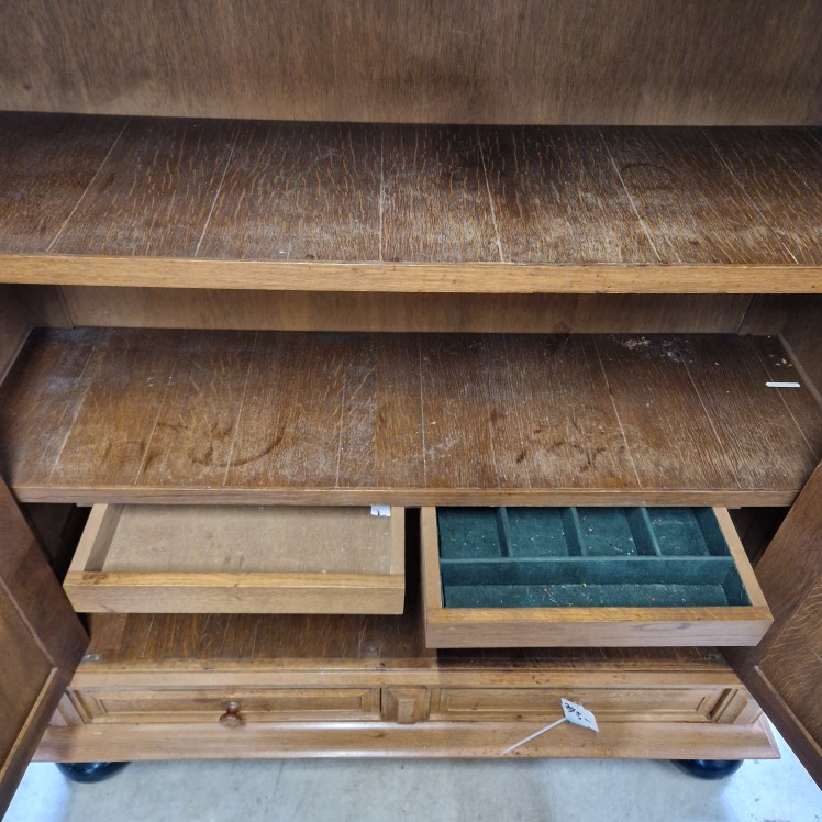 Robuuste Antieke Dekenkast met Sierlijk Houtsnijwerk - Afbeelding 4