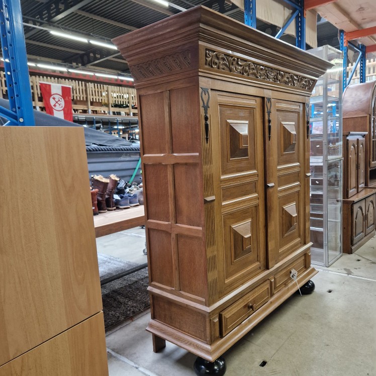 Robuuste Antieke Dekenkast met Sierlijk Houtsnijwerk - Afbeelding 3