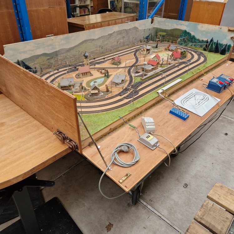 Handgemaakte XL modeltreinbaan in kist met landschap