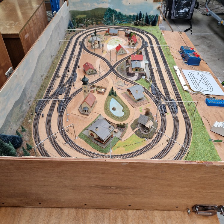 Handgemaakte XL modeltreinbaan in kist met landschap - Afbeelding 7