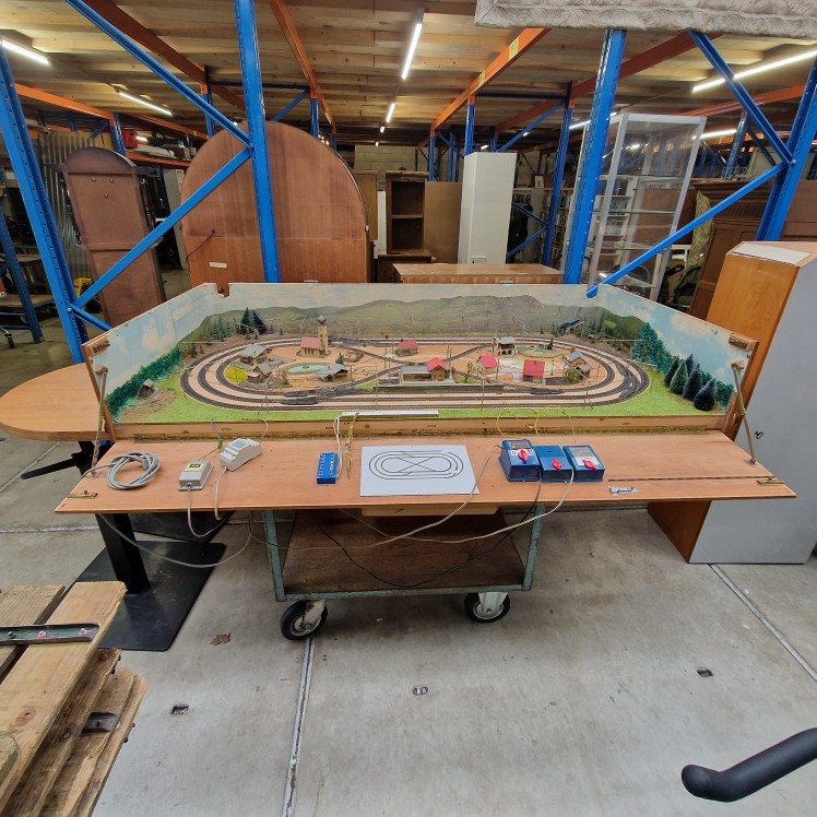 Handgemaakte XL modeltreinbaan in kist met landschap - Afbeelding 6