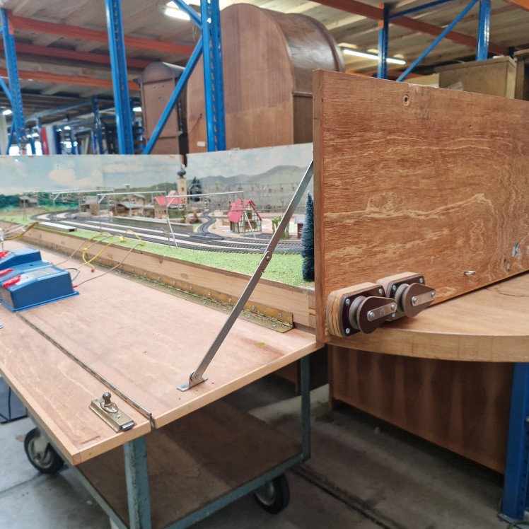 Handgemaakte XL modeltreinbaan in kist met landschap - Afbeelding 4