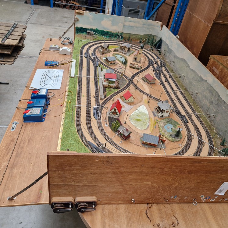 Handgemaakte XL modeltreinbaan in kist met landschap - Afbeelding 3