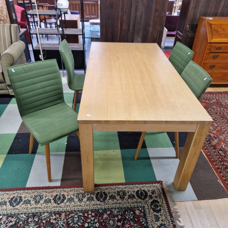 Stevige houten eettafel met 4 groene stoelen