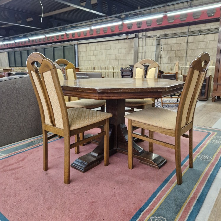 8-hoekige eiken eettafel eventueel met 4 stoelen