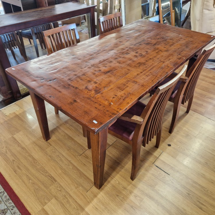 Koloniale eettafel met vier stoelen