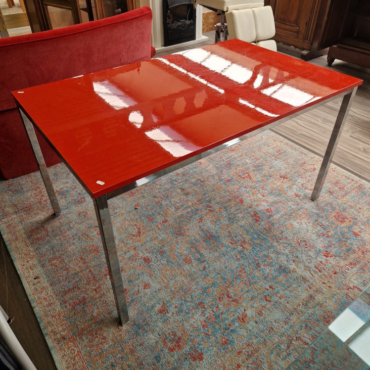 Rode retro eettafel uit de jaren '70