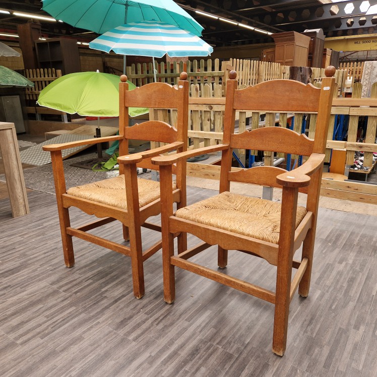 Robuuste houten stoelen met rieten zitting