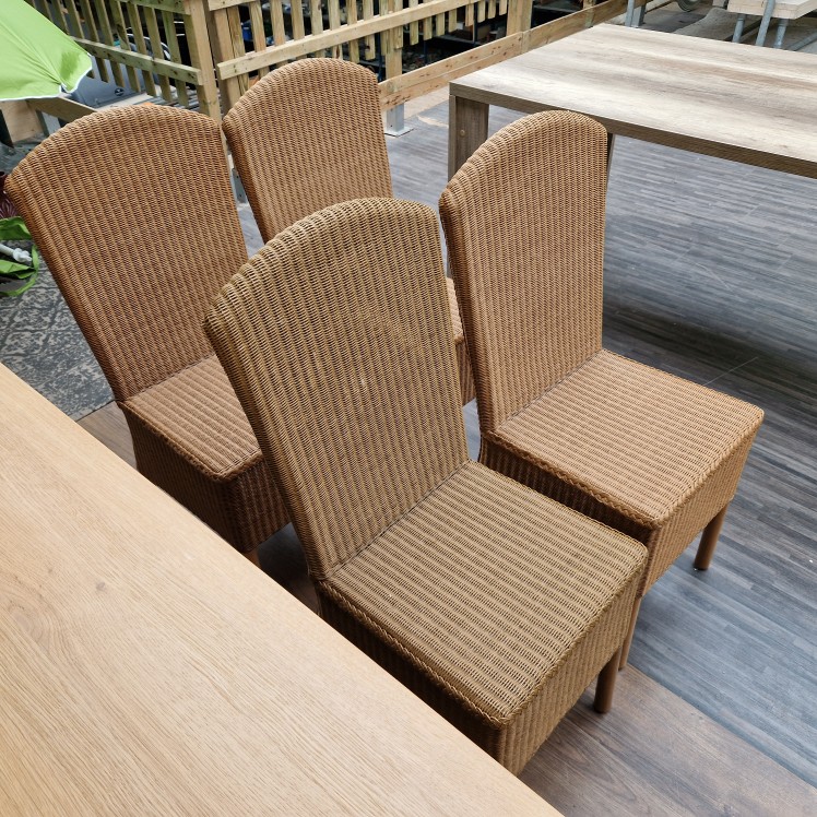 Set van 4 rieten stoelen van firma Loom