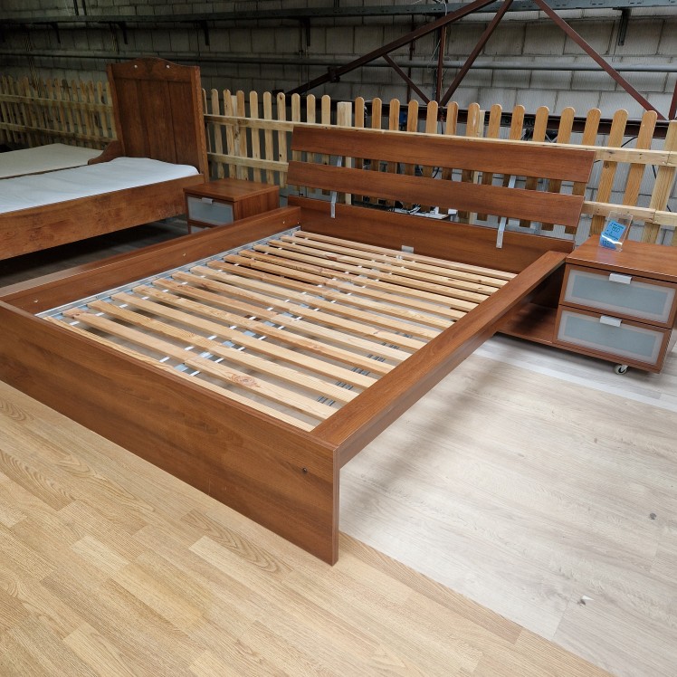 Tweepersoonsbed met verrijdbare nachtkastjes