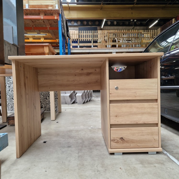 Houten bureau met lades en slot