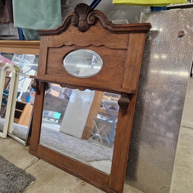 Antieke spiegel met houten lijst en plankje