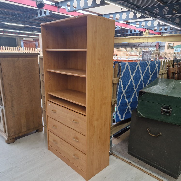 Kast met planken en lades