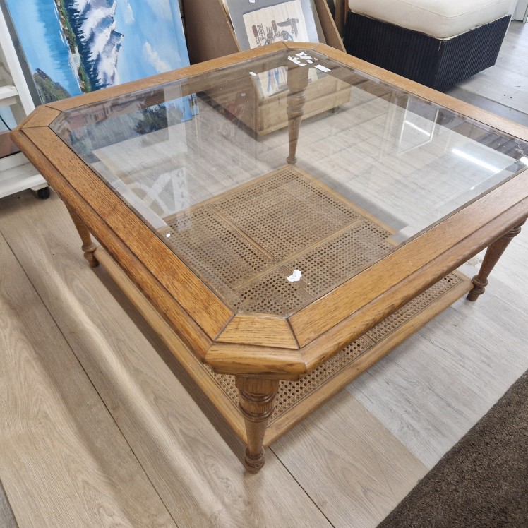 Salontafel met geslepen glas en houten onderstel