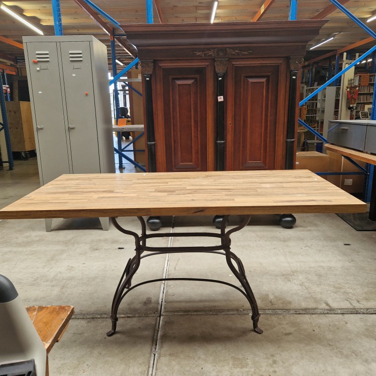 Eettafel met gietijzeren onderstel - robuust en stijlvol