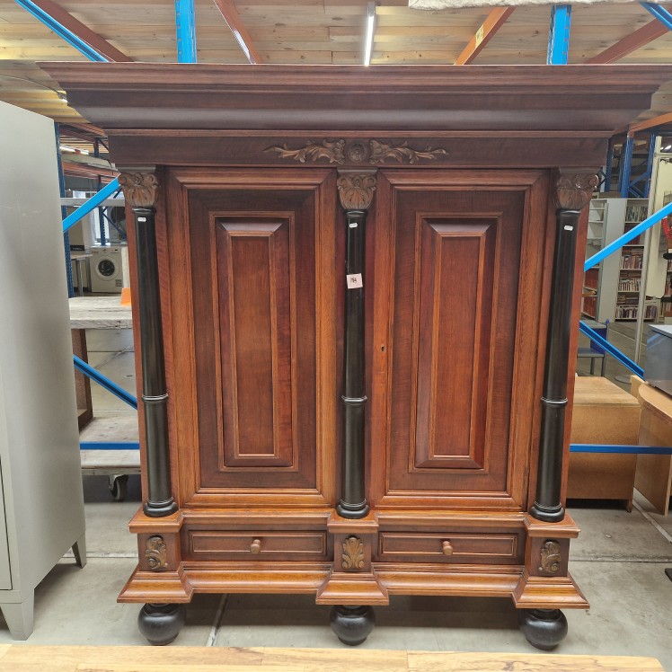 Antieke houten kast met lades en decoratieve pilaren