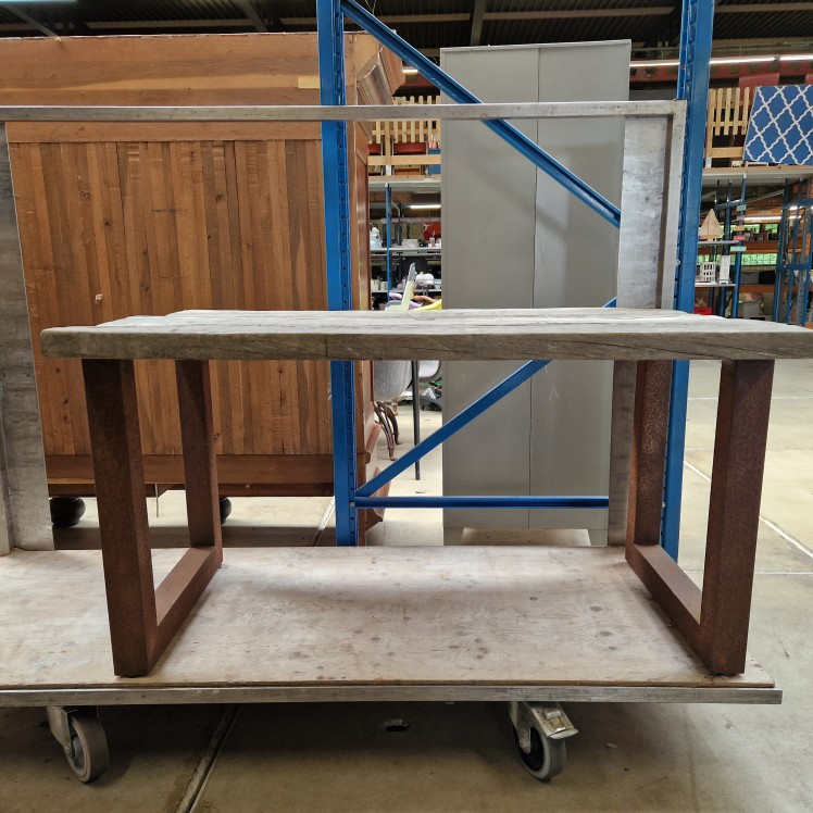 Robuuste houten buitentafel met metalen onderstel