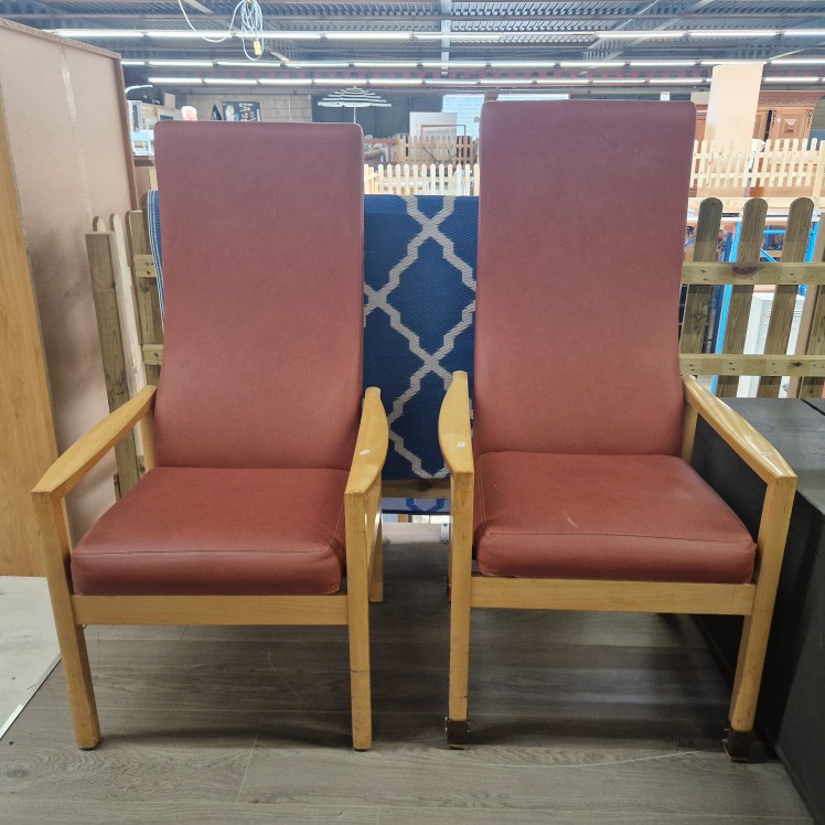 2 Vintage Stoelen met Hoge Rugleuning . Per stuk geprijsd
