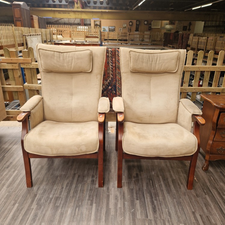 Set van 2 beige fauteuils . Per stuk geprijsd