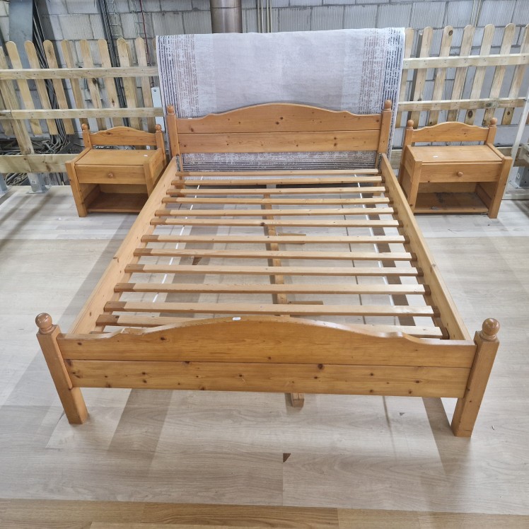 Houten bedframe met nachtkastjes - 145x210 cm