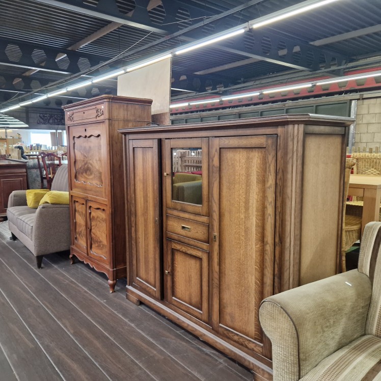Eikenhouten dressoir met vitrine en lades